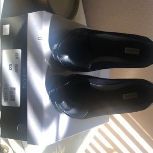 Black Velvet-ish/Black shiny pumps